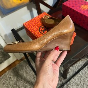 Tory Burch Wedge size 8 - Royal Tan/Gold, Sally Tumbled Leather